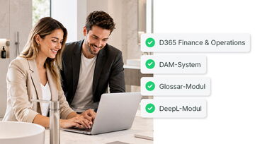 Zwei Personen arbeiten an einem Laptop; rechts davon sind vier abhaken Punkte mit Systemlösungen aufgelistet: D365 Finance & Operations, DAM-System, Glossar-Modul, DeepL-Modul