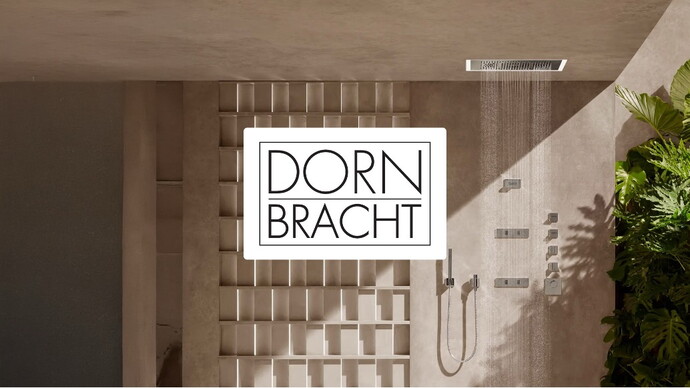 Modernes Badezimmer mit beigefarbenen Wandfliesen, eingelassener Deckenbrause und Dornbracht-Logo im Zentrum