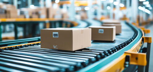 Pakete auf Förderband für effizientes Retourenmanagement mit Microsoft Dynamics 365
