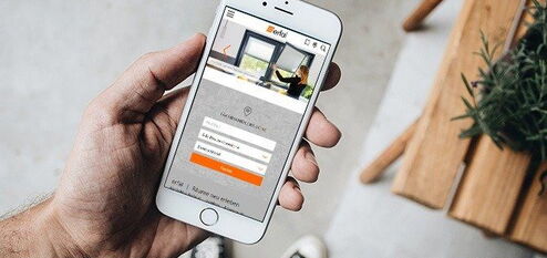 Person using the erfal app on a mobile phone