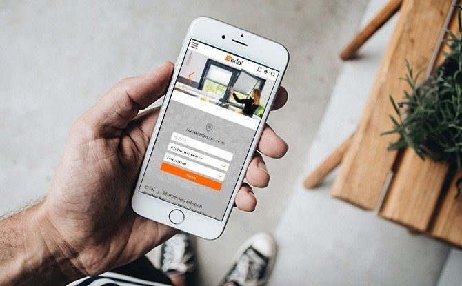 Person using the erfal app on a mobile phone