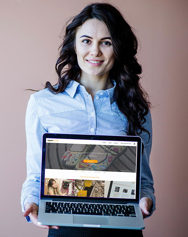 Frau mit Laptop in der Hand